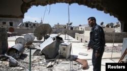 Un survivant de l'attaque chimiquedans la ville de Ain Tarma, en Syrie, le 7 avril 2017.