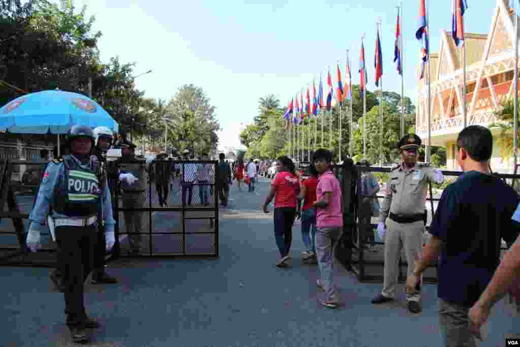 ទិដ្ឋភាពទូទៅនៅក្បែរព្រះបរមរាជវាំងក្នុងថ្ងៃទីមួយនៃព្រះរាជពិធីបុណ្យអុំទូកនៅរាជធានីភ្នំពេញនៃប្រទេសកម្ពុជា នៅថ្ងៃទី៥ ខែវិច្ឆិកា ឆ្នាំ២០១៤។ (នូវ ពៅលក្ខិណា VOA)