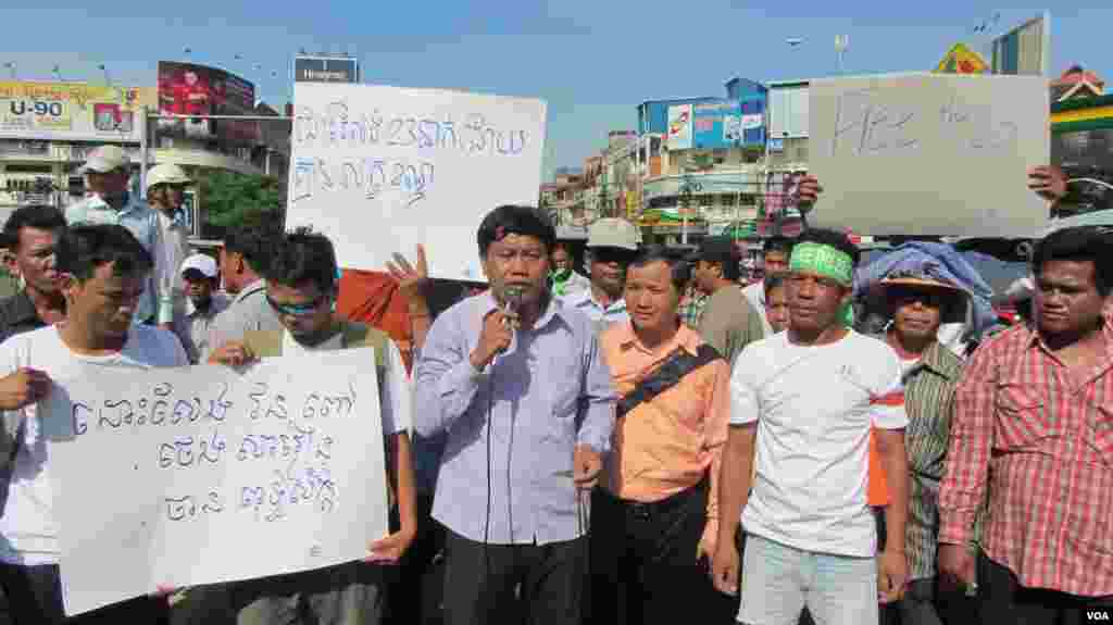 សមាជិករបស់សមាគមក្រៅប្រព័ន្ធ កម្មកររោងចក្រ និងប្រជាពលរដ្ឋរងគ្រោះក្នុងជម្លោះដីធ្លី បានសម្តែងការអបអរសាទរនៅពេលដែលលោក វន់ ពៅ និងកម្មករដ៏ទៃទៀតត្រូវបានដោះលែង នៅព្រឹកថ្ងៃសុក្រទី៣០ ខែឧសភា ឆ្នាំ២០១៤។