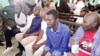 Les membres du FNDC avant leur libération à Conakry, Guinée, le 28 novemvre 2019. (VOA/Zakaria Camara)