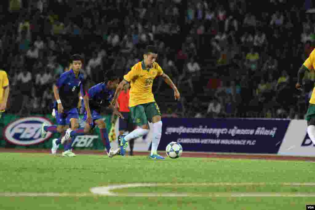 ការប្រកួតបាល់ទាត់ពានរង្វាន់យុវជនអាស៊ានក្រោមអាយុ១៦ រវាងក្រុមជម្រើសជាតិកម្ពុជា និង អូស្រ្តាលី កាលពីថ្ងៃទី៣០ ខែកក្កដា ឆ្នាំ២០១៥ នៅពហុកីឡាដ្ឋានជាតិអូឡាំពិក។ កម្ពុជាបានចាញ់អូស្រ្តាលី ក្នុងលទ្ធផល០ទល់នឹង៤។ (ប៉ាង ចំណាន/VOA)
