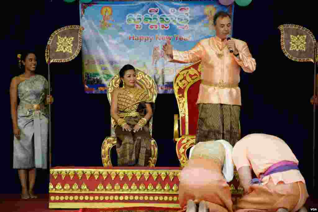 ឯកអគ្គរដ្ឋទូតអាមេរិកប្រចាំកម្ពុជា និងភរិយា ព្រមទាំងមន្រ្តីស្ថានទូតអាមេរិកប្រចាំកម្ពុជាកំពុងសម្តែងវគ្គមួយក្នុងរឿង «ទុំទាវ» ក្នុងការប្រារព្ធពិធីបុណ្យចូលឆ្នាំថ្មីប្រពៃណីជាតិខ្មែរ នៅក្នុងបរិវេណស្ថានទូតអាមេរិកប្រចាំកម្ពុជា នាថ្ងៃទី៦ ខែមេសា ឆ្នាំ២០១៨។(ទុំ ម្លិះ/VOA)