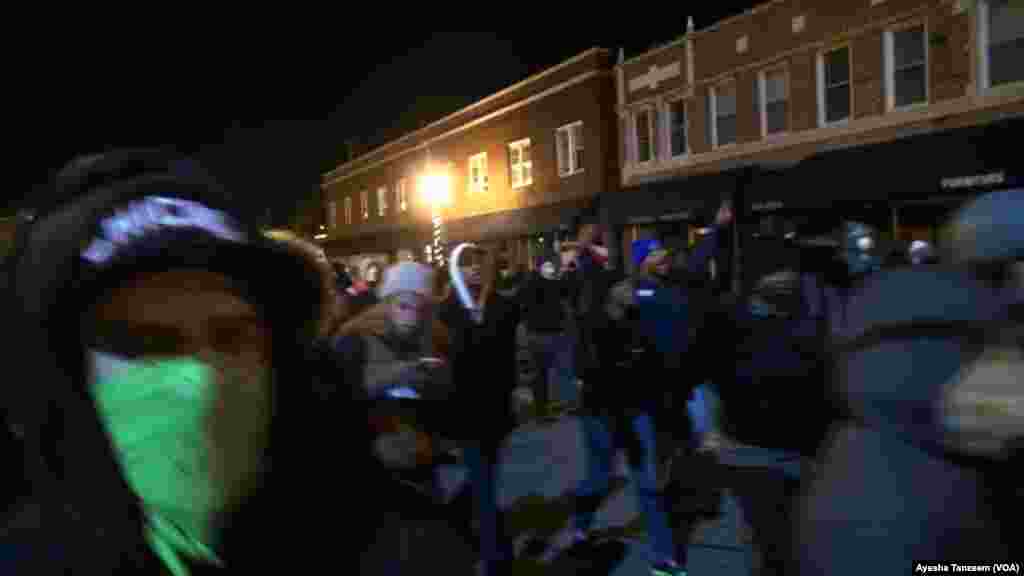 Des manifestants en colère contre la décision d'un grand jury de ne pas inculper un policier blanc qui a tiré et tué un adolescent noir non armé, défilent du département de police Ferguson vers l'Hôtel de Ville à Ferguson, Missouri, le 25 novembre 2014.
