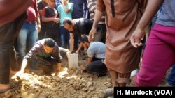 ក្រុម​គ្រួសារ​និង​មិត្តភក្តិ កប់​សាក​សព​​​បុរស​អាយុ​៥១​ឆ្នាំ ដែល​ត្រូវ​បាន​សម្លាប់​នៅ​ក្នុង​ការ​តវ៉ា​នៅ​សប្តាហ៍​នេះ នៅ​តំបន់​កាហ្សា កាល​ពី​ថ្ងៃទី​១៦ ឧសភា ២០១៨។