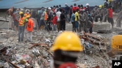Des ouvriers sur un site d'effondrement d'un immeuble à Lagos, Nigeria, le 16 septembre 2014.