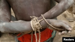 Un prisonnier, soupçonné d'être un membre de Boko Haram, a été arrêté par des soldats tchadiens à Gambaru, au Nigeria, le 26 février 2015.