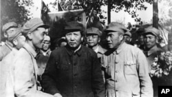歷史照片：毛澤東、朱德（前排右側）和一批解放軍軍官遊覽北平（1949年夏天）