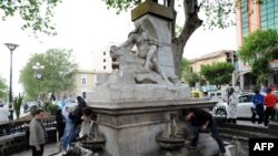 Des Algériens en train de boire de la fontaine d'Ain El Fouara à Sétif, à 300 km à l'est de la capitale, le 18 décembre 2017.