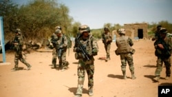 Les recherches se poursuivent pour retrouver les auteurs de l'attentat de vendredi dans le nord du Mali (AP)