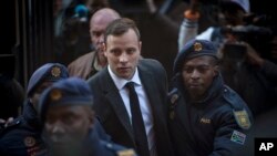 Oscar Pistorius, au centre, arrive à la cour de Justice à Pretoria, Afrique du sud, 6 juillet 2016. 