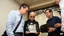 已故諾貝爾和平獎得主劉曉波的遺孀劉霞手持劉曉波的遺照。 （2017年7月15日）