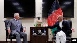 លោក​រដ្ឋ​មន្ត្រី​ការបរទេស Rex Tillerson (រូប​ឆ្វេង) ពិភាក្សា​ជាមួយ​នឹង​លោក​ប្រធានាធិបតី​អាហ្វហ្គានីស្ថាន Ashraf Ghani កាលពី​ថ្ងៃទី២៣ ខែតុលា ឆ្នាំ២០១៧។