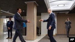 Staffan de Mistura (à droite) accueillant l'un des leaders de l'opposition syrienne, Nasr al-Hariri du HCN, Genève, Suisse, le 27 février 2017. 
