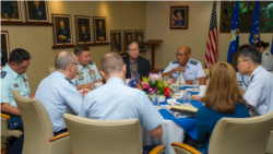 美國空軍太平洋部隊司令查爾斯·布朗上將(General Charles Brown)(右三）與印太地區國家空軍高官會談（美國空軍照片）