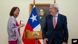 El ministro de Asuntos Exteriores de Chile, Alberto Van Klaveren, a la derecha, sonríe a su homóloga peruana, Ana Cecilia Gervasi, tras la conferencia de prensa en la que se anunció la transferencia de la presidencia pro témpore de la Alianza del Pacífico a Perú.