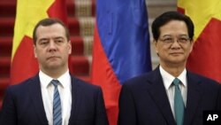 លោក Dmitry Medvedev (ខាងឆ្វេង) ​កំពុង​បំពេញ​ទស្សនៈ​កិច្ច​​ជាផ្លូវការ​រយៈ​ពេល​២​ថ្ងៃ​ទៅ​កាន់​ប្រទេស​​វៀត​ណាម​ដែល​ដឹកនាំ​ដោយ​គណបក្ស​កុម្មុយនិស្ត​ ហើយ​បាន​ធ្វើ​ការចរចា​ជាមួយ​នាយករដ្ឋ​មន្រ្តី Nguyen Tan Dung (ខាងស្តាំ) ។