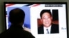 한국 서울에서 한 시민이 북한에 억류된 미국인 케네스 배 관련 보도를 지켜보고 있다.