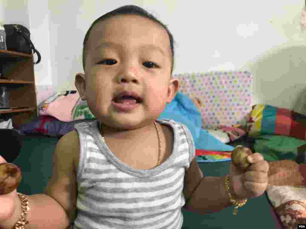 កូនប្រុសពៅលោក កែម ឡី គឺ កែម ឡីវីរបុត្រ មានអាយុ ៩ខែ ចំថ្ងៃដែលវីអូអេ ជួបសម្ភាសន៍អ្នកស្រី ប៊ូ រចនា ជាម្តាយ កាលពីថ្ងៃទី២ ខែកក្កដា ឆ្នាំ២០១៧។ (សុខ ខេមរា/VOA)