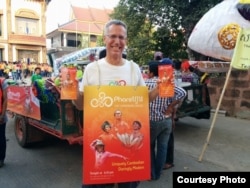 លោក Craig Dodge ប្រធាន​ផ្នែក​លក់ និង​ទីផ្សារ​នៃ​ក្រុម​សៀក Phare ថត​នៅ​អំឡុងពេល​ក្បួន​ដង្ហែ​ Giant Puppet Parade នៅ​ក្រុង​ភ្នំពេញ កាល​ពី​ថ្ងៃ​ទី២១ ខែ​កុម្ភៈ ឆ្នាំ​២០១៥។ (រូបថត​ពី​ក្រុម​សៀក Phare)