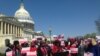  La Congresswoman Frederica Wilson parle pour une conférence de presse pour les deux ans de capture des Chiboks Girls, devant le Capitole à Washington DC aux Etats Unis le 14 avril 2016. (VOA / Maylis Haegel)
