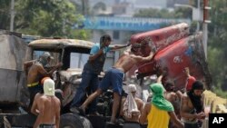 巴西和哥倫比亞交界地區爆發衝突，趕走了運送物資的卡車。