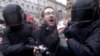 Полиция задерживает журналиста во время акции протеста в Санкт-Петербурге, Россия (архивное фото)