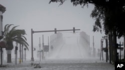 Le vent et l'eau de l'ouragan Matthew s’abattent sur le centre-ville de St. Augustine, en Floride., 7 octobre 2016. 