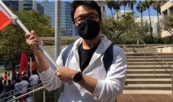 加州州立大學學生披同學接受美國之音採訪。（美國之音2021年3月13日洛杉磯）