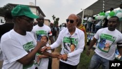 L’opposant Georges Ouegnin (C), lors de la campagne pour les élections législatives, à Cocody, district d'Abidjan, le 7 décembre 2011.