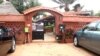 Un dispositif de lave-mains devant un restaurant, Lomé, 6 août 2020. (VOA/Kayi Lawson)