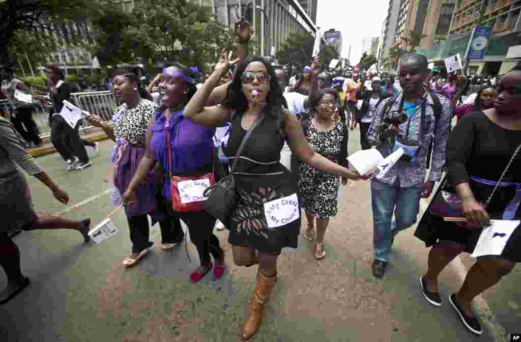 Des kenyanes protestent pour le droit de porter des vêtements selon leur choix, lors d'une manifestation dans le centre de Nairobi, au Kenya lundi 17 novembre 2014. Un récent incident au cours duquel une foule d'hommes a entouré une femme et déchiré les vêtements de cette dernière, la laissant nue sur la rue en face d'un arrêt de sous prétexte qu'elle était mal habillée, est une de ces nombreuses vidéos qui ont circulé en ligne ces derniers jours causant une vague de colère qui a incité environ 1000 manifestants, dont un certain nombre d'hommes appuyant la cause des femmes, à marcher lundi dans les rues de Nairobi. (AP Photo / Ben Curtis)