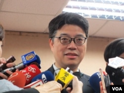 台灣陸委會副主委邱垂正接受傳媒採訪（美國之音張永泰拍攝）