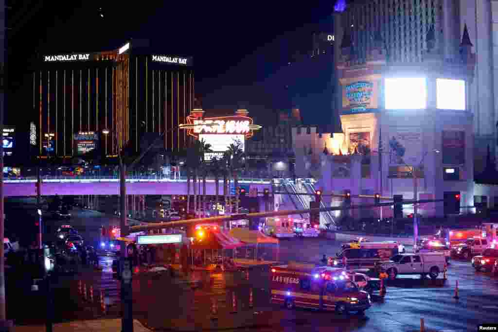 La police est arrivée à la salle de concert après la fusillade lors d'un festival de musique, à Las Vegas, le 1er octobre 2017.