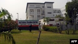 Un homme passe devant l'hôpital national à Abuja, au Nigeria, le 14 janvier 2016.