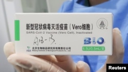 在中國政府組織的訪問期間，一名護士在北京的疫苗接種中心拿著一盒北京生物製品研究所生產的冠狀病毒病(COVID-19) 疫苗。（2021年4月15日）
