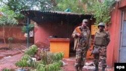 Des soldats de la Minusma après une attaque terroriste à l'hôtel Byblos, à Sevare, Mali, 11 août 2015. (Photo d'illustration)