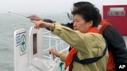 លោកស្រី​ប្រធានាធិបតី​ Park Geun-hye របស់​កូរ៉េ​ខាង​ត្បូង​​ស្ថិត​នៅ​លើ​នាវា​កង​ឆ្មាំ​សមុទ្រ​​កាល​ពី​ថ្ងៃ​ទី​១៧​ខែ​មេសា ឆ្នាំ​២០១៤ ដើម្បី​ពិនិត្យ​មើល​ចំណុច​ដែល​នាវា Sewol បាន​លិច​​​​។