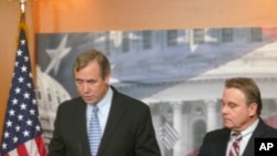 美國國會及行政當局中國委員會主席默克利聯邦參議員(Jeff Merkley)以及(右)史密斯聯邦眾議員(Chris Smith)。