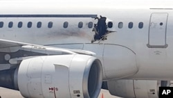 L'appareil Daallo Airlines après son atterrissage d'urgence à l'aéroport de Mogadiscio, suite à une explosion le 2 février 2016. (AP Photo)