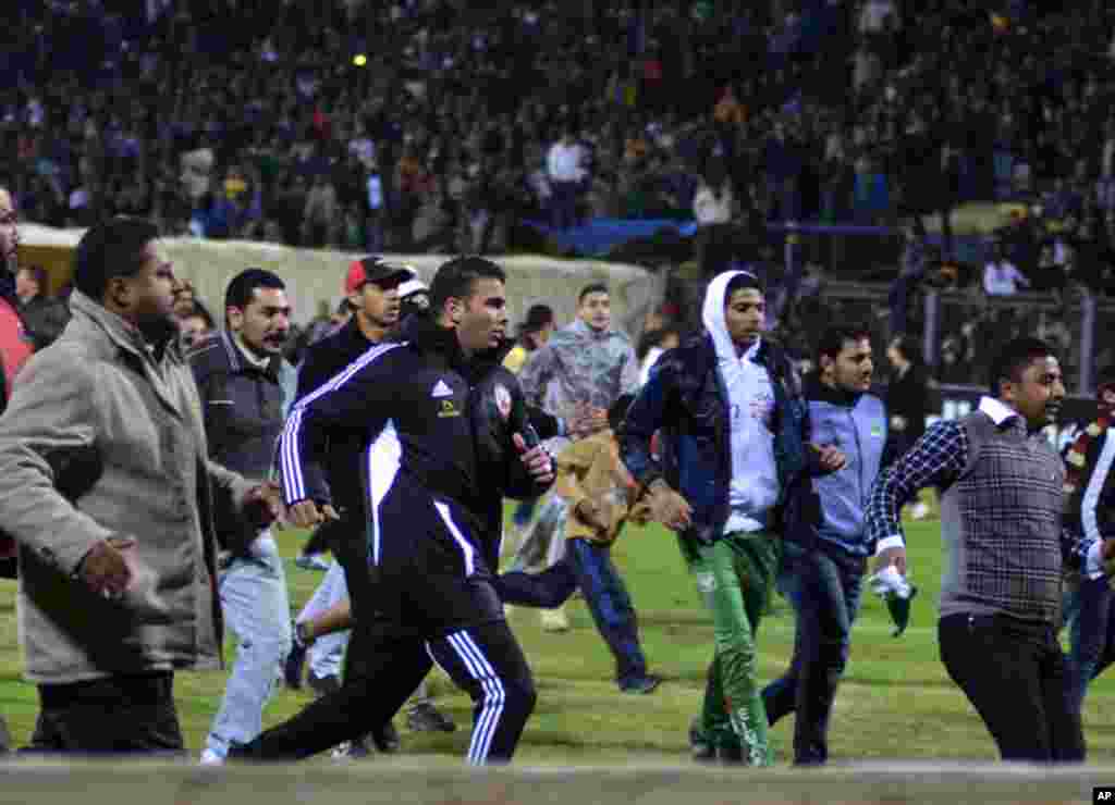 Football fans try to leave the stadium as chaos erupts at a soccer stadium in Port Said city, Egypt, February 1, 2012. (REUTERS)