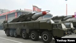  2010년 10월 평양 김일성광장에서 열린 조선노동당 창건 65주년 기념 열병식에 등장한 무수단 추정 미사일. (자료사진)