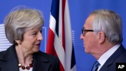 Britanska premijerka Tereza Mej i predsednik Evropske komisije Žan Klod Junker