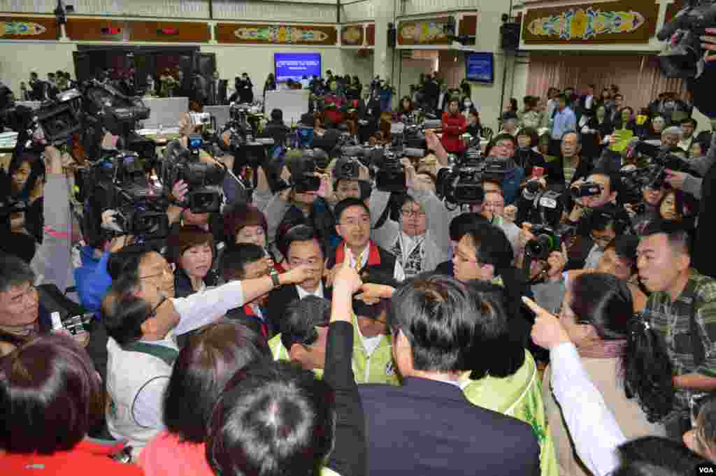 立院會場內主席台前一片混亂(美國之音申華拍攝)