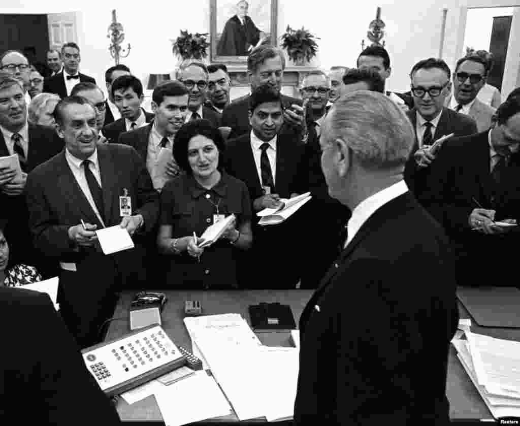 Ağ Evin müxbiri Helen Tomas prezident Lindon Consonun Ağ Evin Oval otağında mətbuat konfransı zamanı, 25 aprel, 1968-cı il.