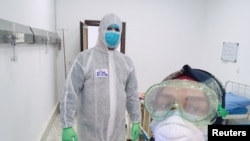 Wasu ma'aikatan lafiya da ke kula da masu fama da cutar coronavirus