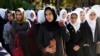 Etudiantes afghanes engagées dans des activités de sensibilisation à l'occasion de la campagne «16 Jours d’activisme contre la violence sexiste», 16 août 2016, Hérat, Afghanistan. (Photo UNAMA/ Fraidoon Poya)