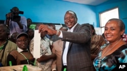Rais mteule wa Kenya Uhuru Kernyatta akifuatana na mkewe Margaret Wanjiru Gakuo, (kulia) ,akipiga kura kaika kituo cha shuke ya msingi Mutomo Gatundu, kaskazini mwa Nairobi, Kenya, March 4, 2013.
