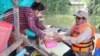 លោក​ទេសរដ្ឋមន្ត្រី​ គន់ គីម អនុប្រធាន​ទី១ គណៈកម្មាធិការ​ជាតិ​គ្រប់គ្រង​គ្រោះមហន្តរាយ ចុះ​ជួប​ពលរដ្ឋ​នៅ​​​ស្រុក​មង្គលបុរី ខេត្ត​បន្ទាយមានជ័យ ​កាល​​ពី​ថ្ងៃ​ទី​២៨ ខែ​កញ្ញា ឆ្នាំ​២០២១។ (ហ្វេសប៊ុក/គណៈកម្មាធិការ​ជាតិ​គ្រប់គ្រង​គ្រោះមហន្តរាយ)