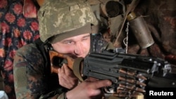 Військовик Збройних сил України на позиції неподалік Донецька, 16 квітня 2021, Reuters