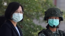 台灣總統蔡英文在台南一個軍事基地視察士兵操練。（2020年4月9日）